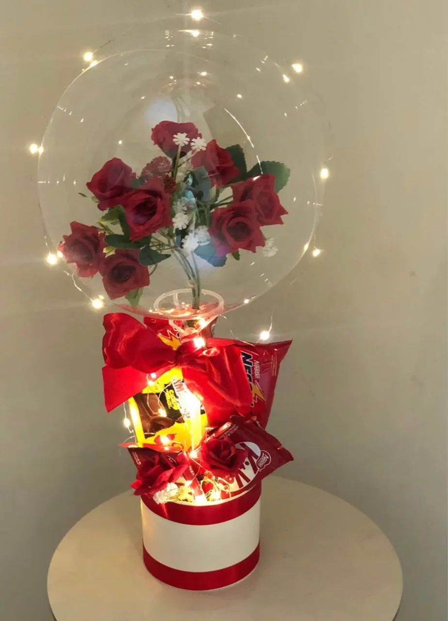 Cesta de Presente com Flores e Doces