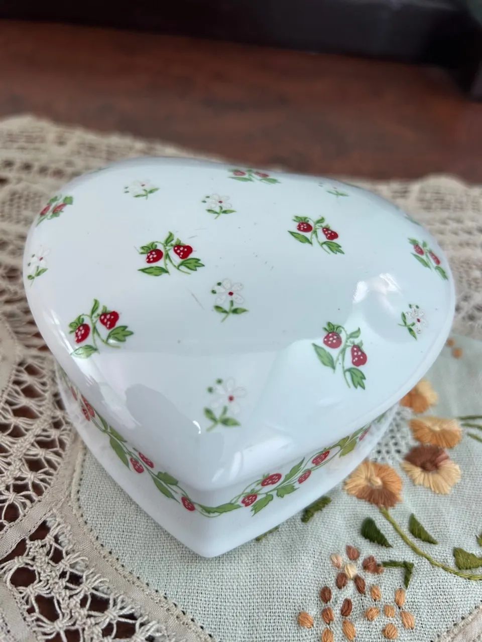 Lote de dois potiches de porcelana em formato de coração lindamente decoradas - Foto 4