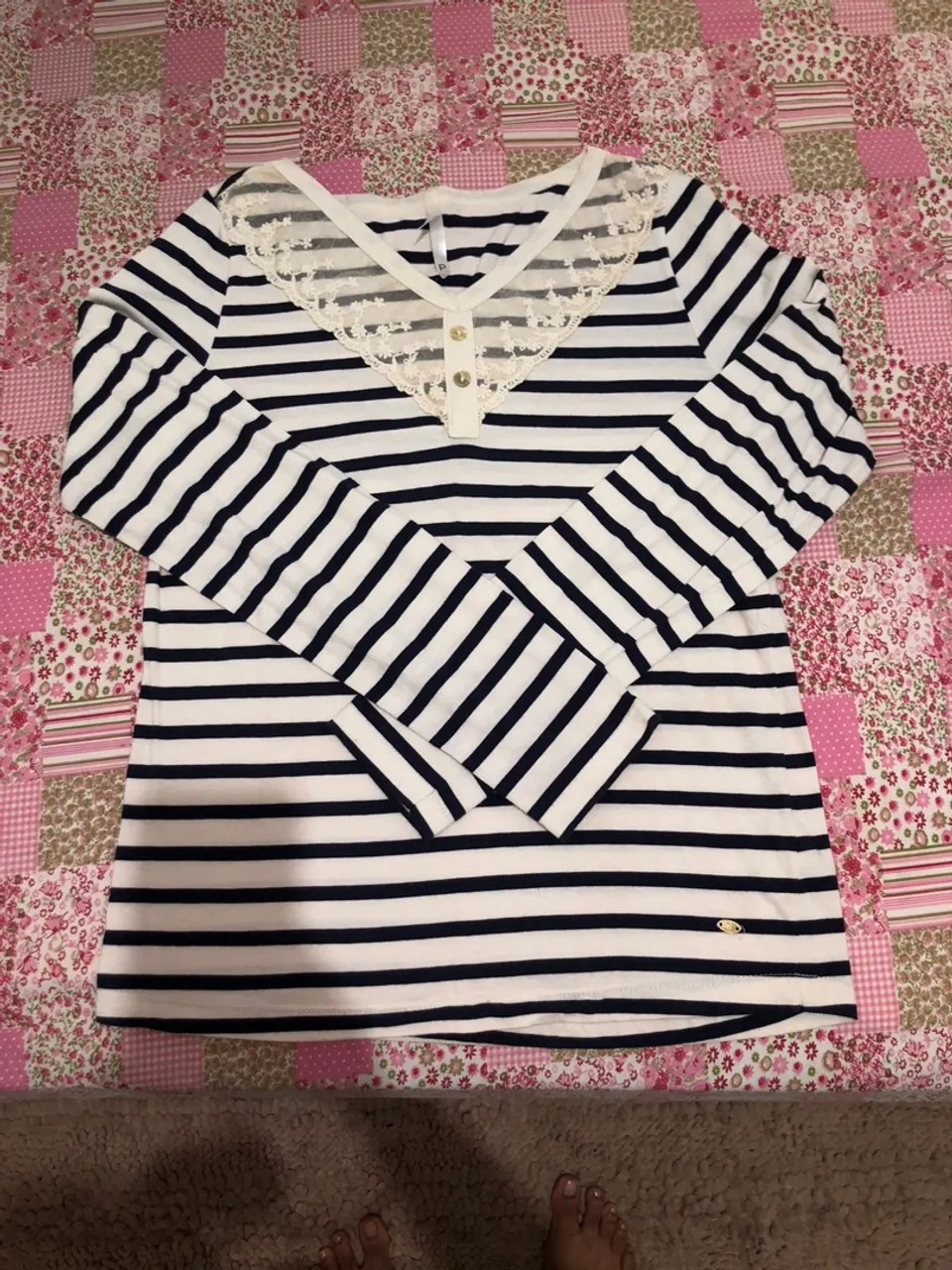Blusa listrada com detalhe em renda