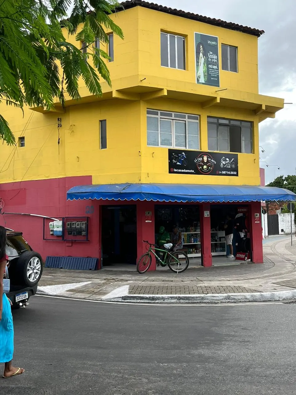 VENDE-SE PRÉDIO COMERCIAL NO CENTRO DE CAMAÇARI - BA Valor: R$ 250.000