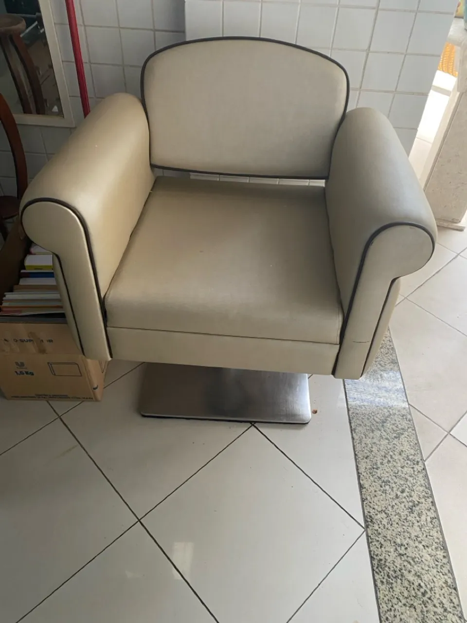 Cadeira Giratória com Braços - Conforto e Elegância