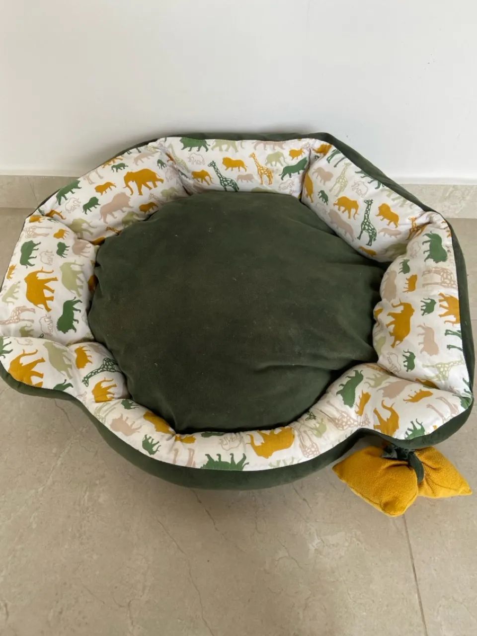 Cama para cachorro com estampa de animais