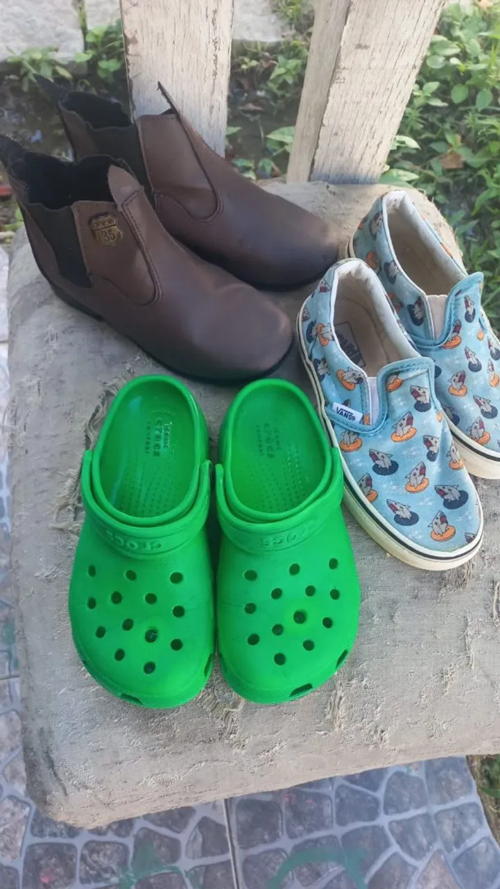 Sapatos infantis variados - Crocs, Vans e Botas