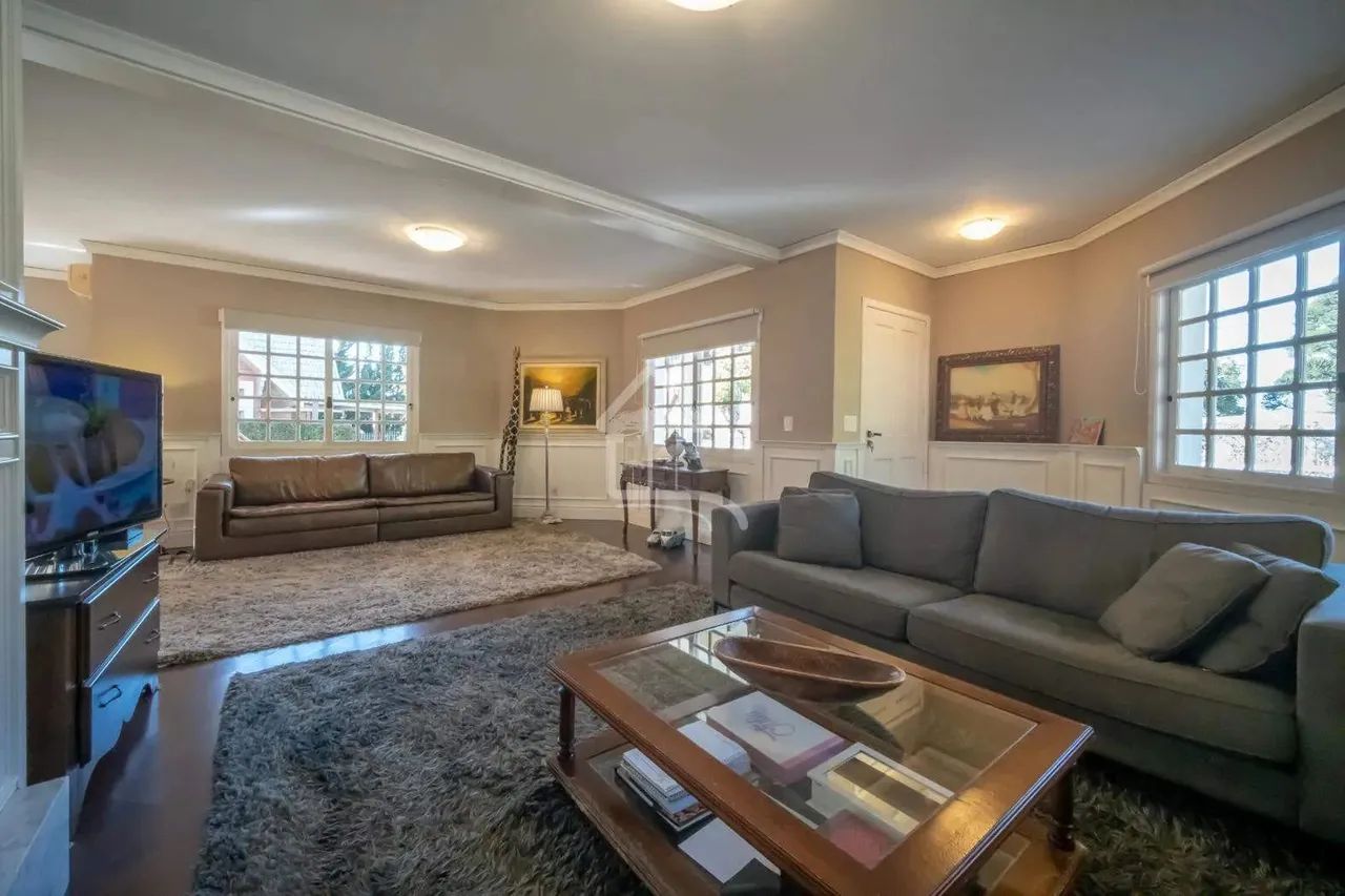 CASA 4 DORMITÓRIOS EM CONDOMÍNIO TRANQUILO