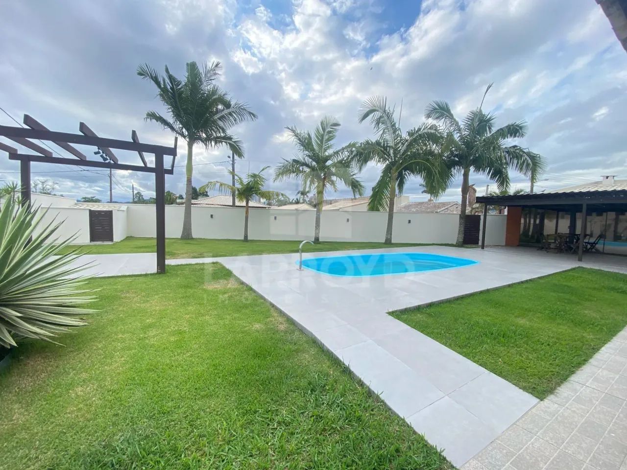 CASA COM PISCINA E ESPAÇO GOURMET