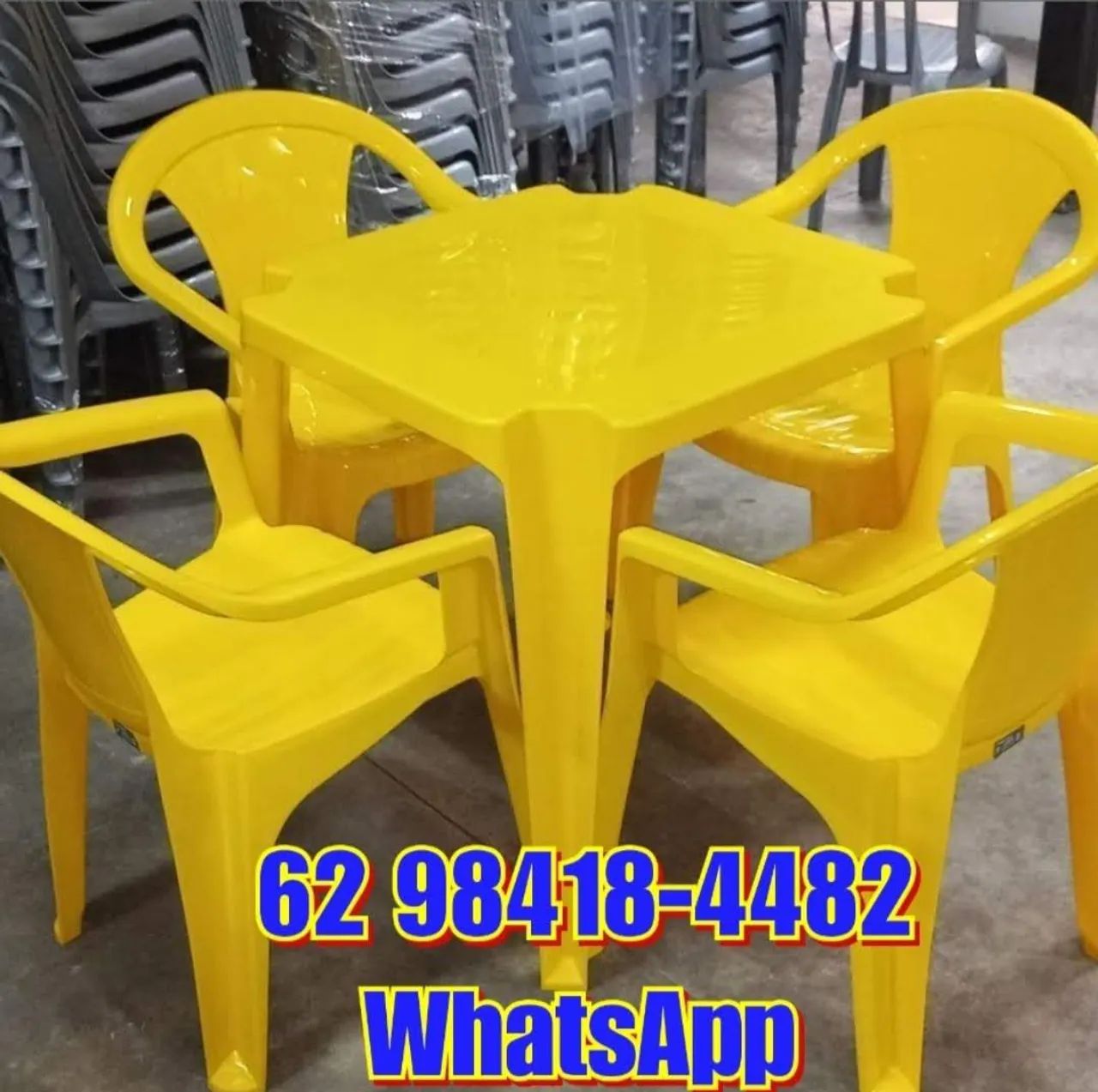Jogo de mesa com 4 cadeiras plástica cor amarelo padrão Skol 