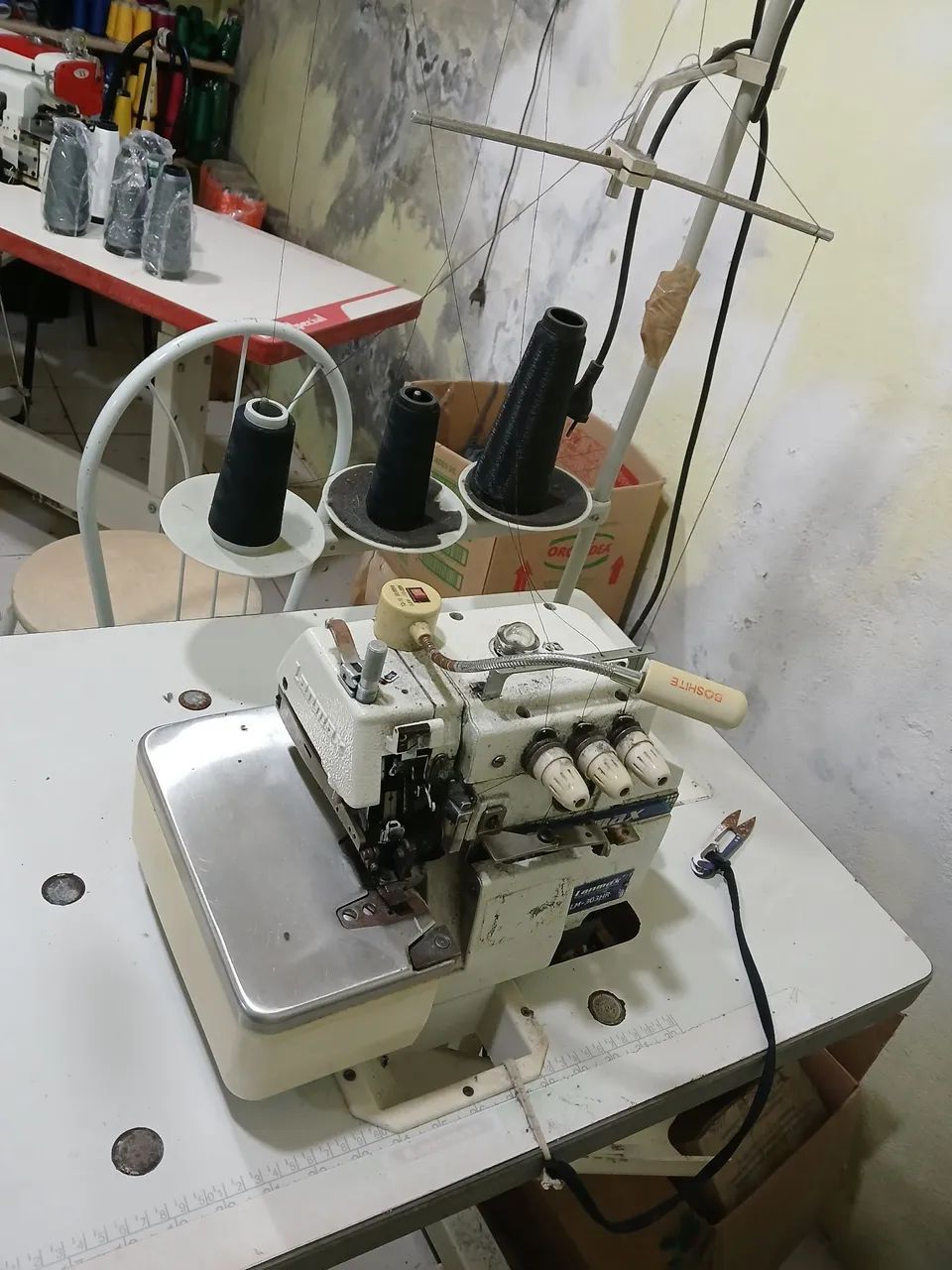 Vendo galoneira industrial e overlok em ótimo estado  - Foto 3