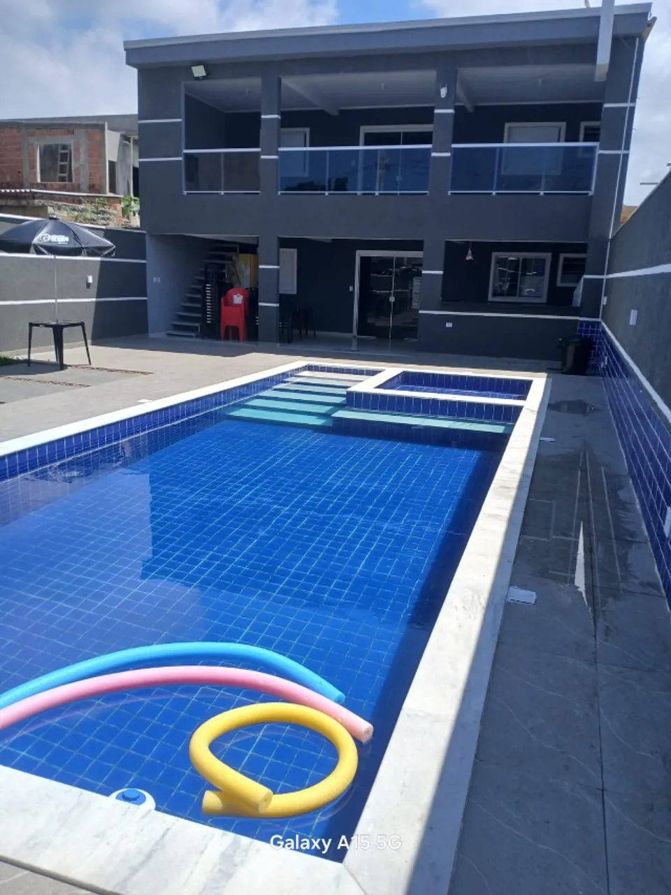 Casa com piscina no jardim Virgínia - Enseada .