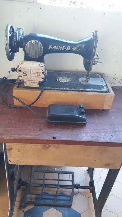 Máquina de Costura Rainha - Antiga