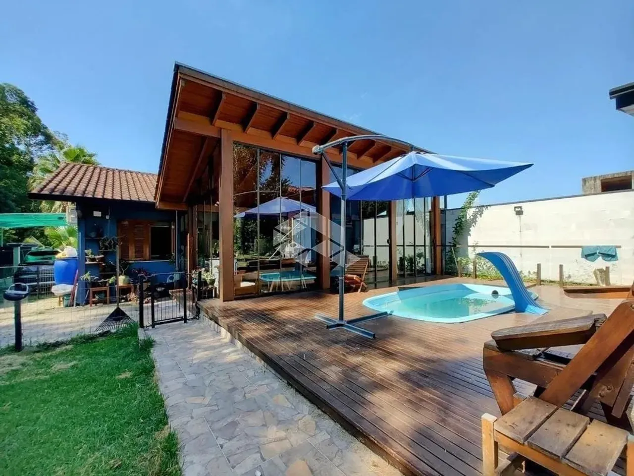 Linda casa com piscina no bairro Travessão