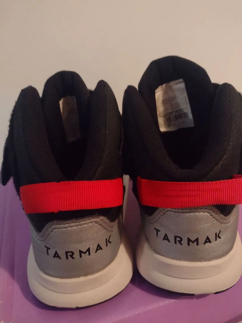 Tênis Infantil Preto com Detalhes Cinza e Branco - Foto 3