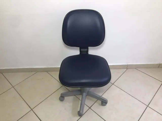 Cadeira Secretária Courino Giratória Preto - Usado barato