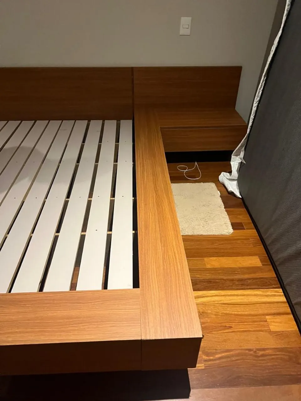 Cama de Madeira Moderna com Design Exclusivo