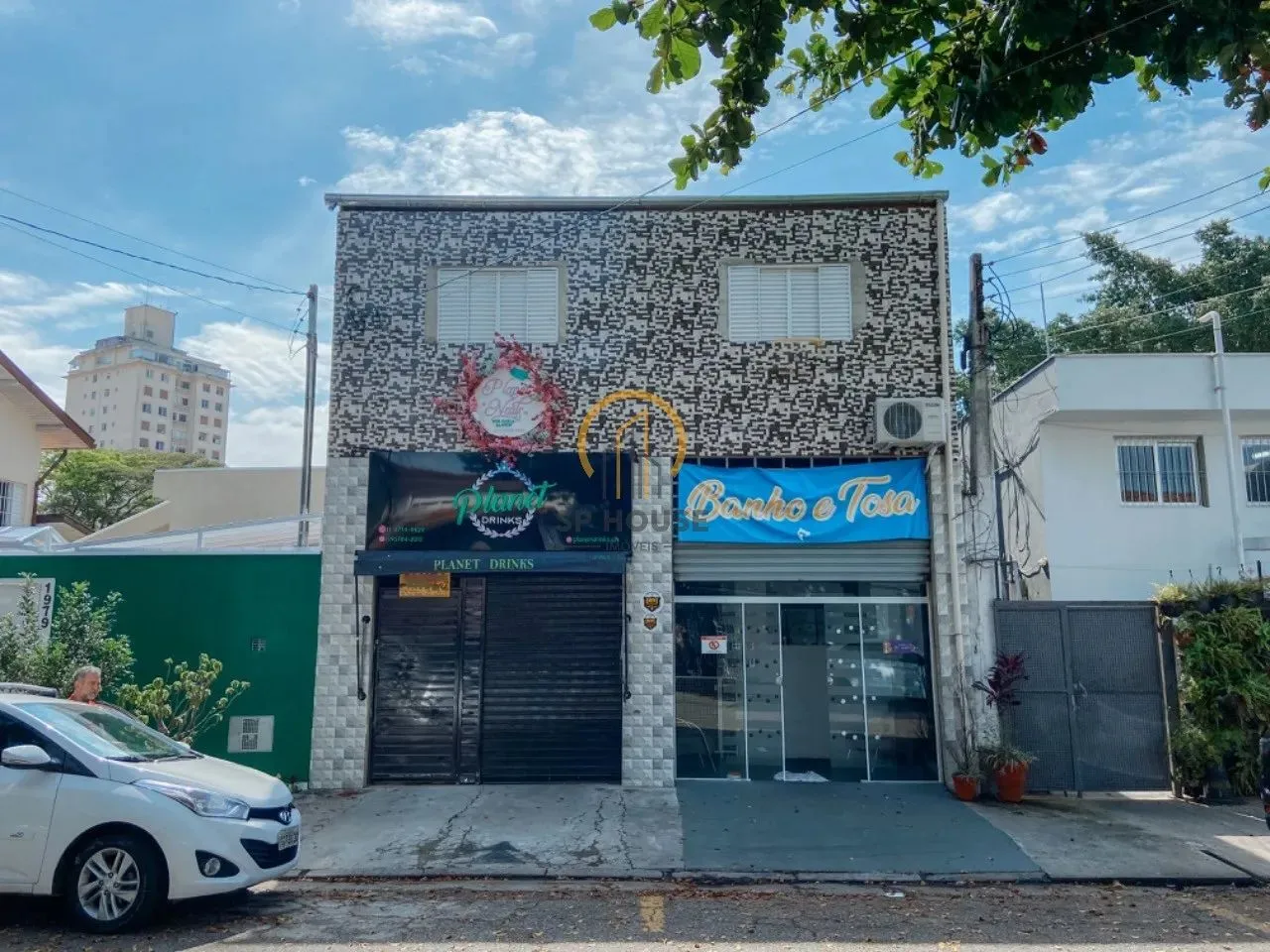 Prédio à venda no Planalto Paulista com 2 lojas e 6 kitnets