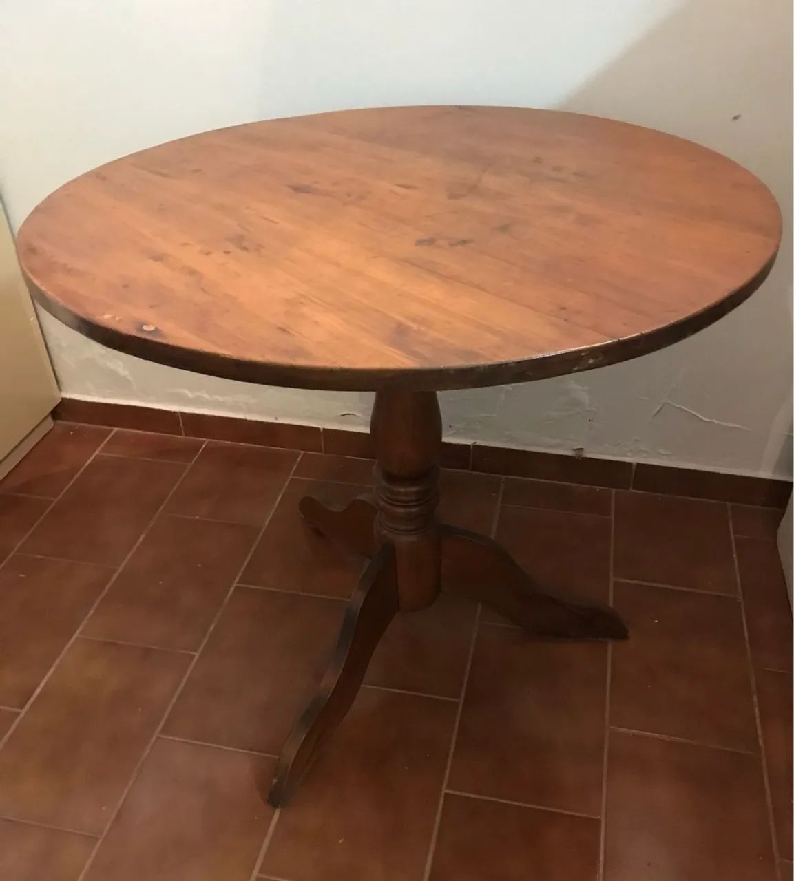 Mesa redonda de madeira