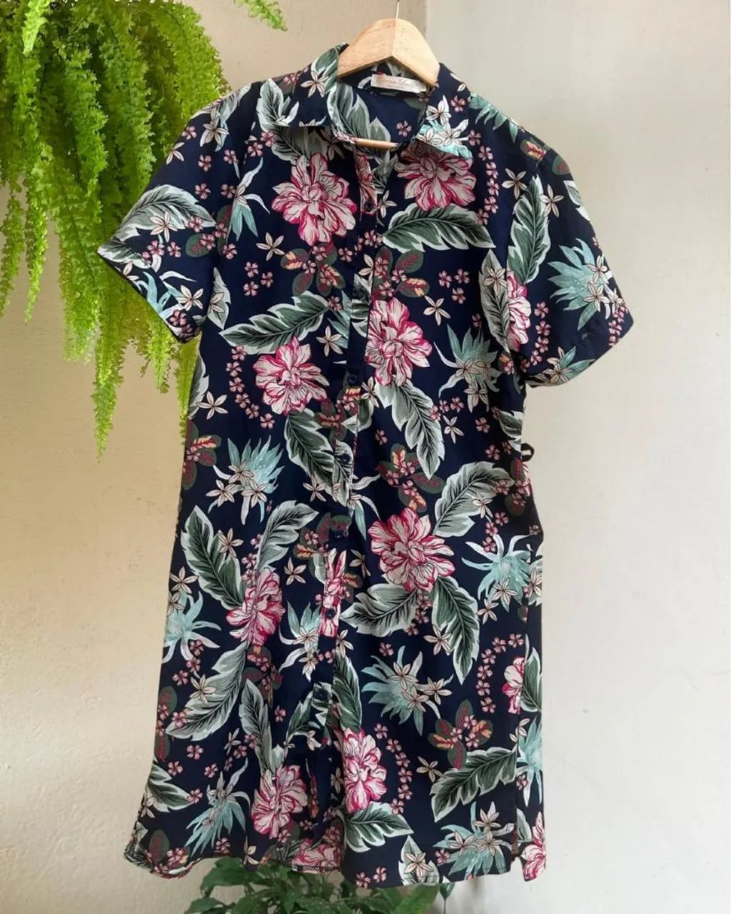 Roupa feminina está como novo. 