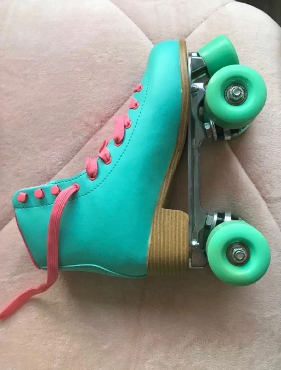 Patins Roller Derby  TAM 37 - Azul Tiffany com detalhes em rosa