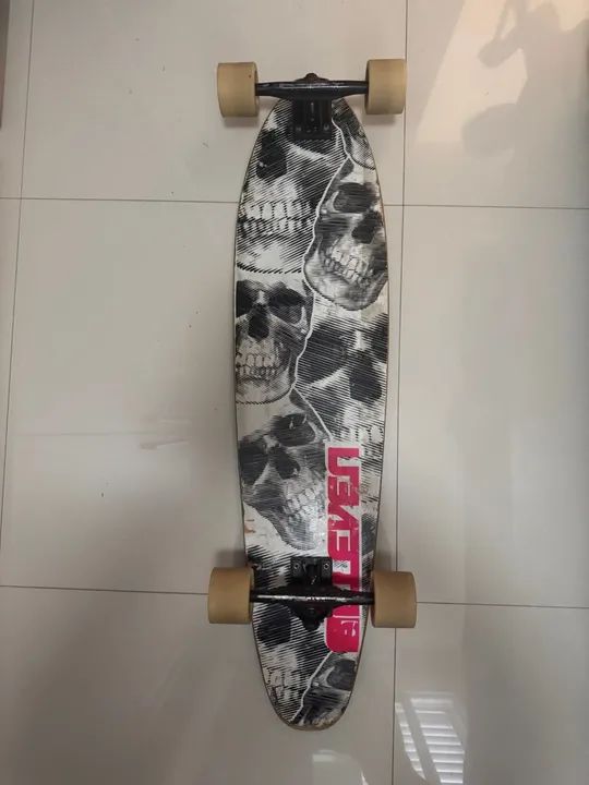 Skate Longboard com estampa de caveiras