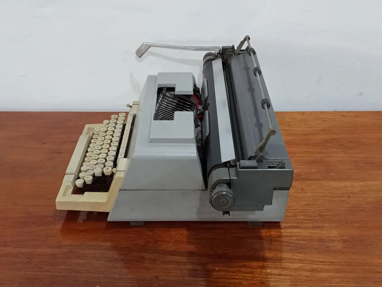 Máquina de Escrever Antiga Olivetti Linea 98 - Foto 2