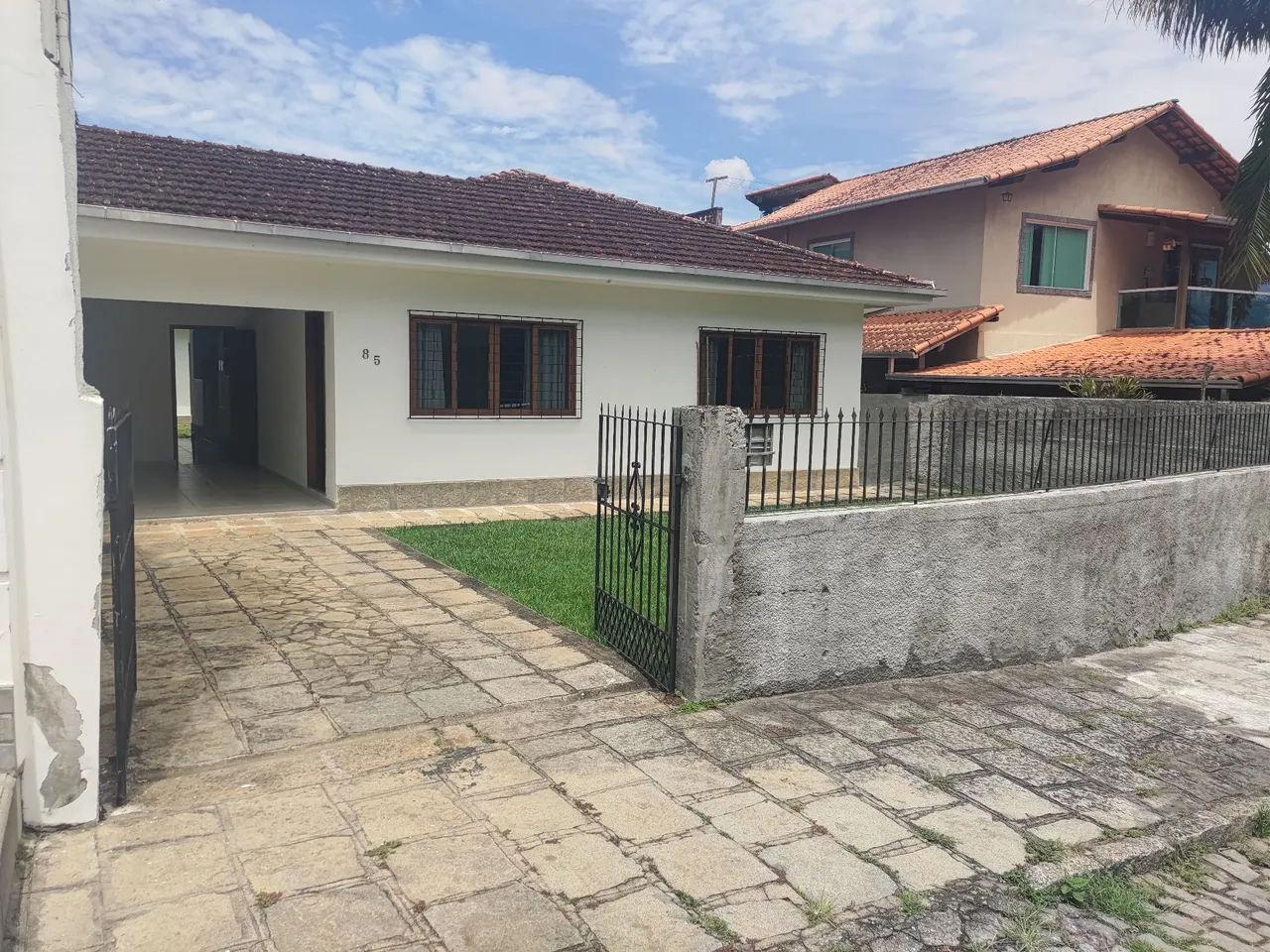 Linda casa com 3 quartos, e casa de caseiro.