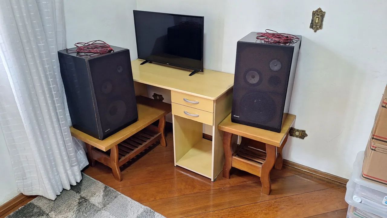 Caixas de som da Gradiente em Pleno funcionamento 