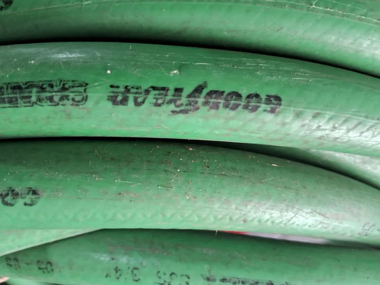 Mangueira 3.4.marca Goodyear  lonada.. ótima...para lavar  ..sem dobrar....