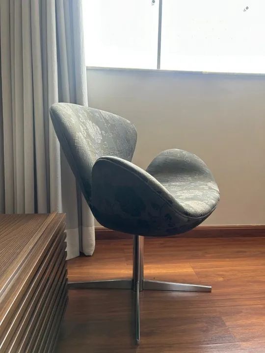Conjunto Poltrona e mesa de canto de vidro. - Foto 4