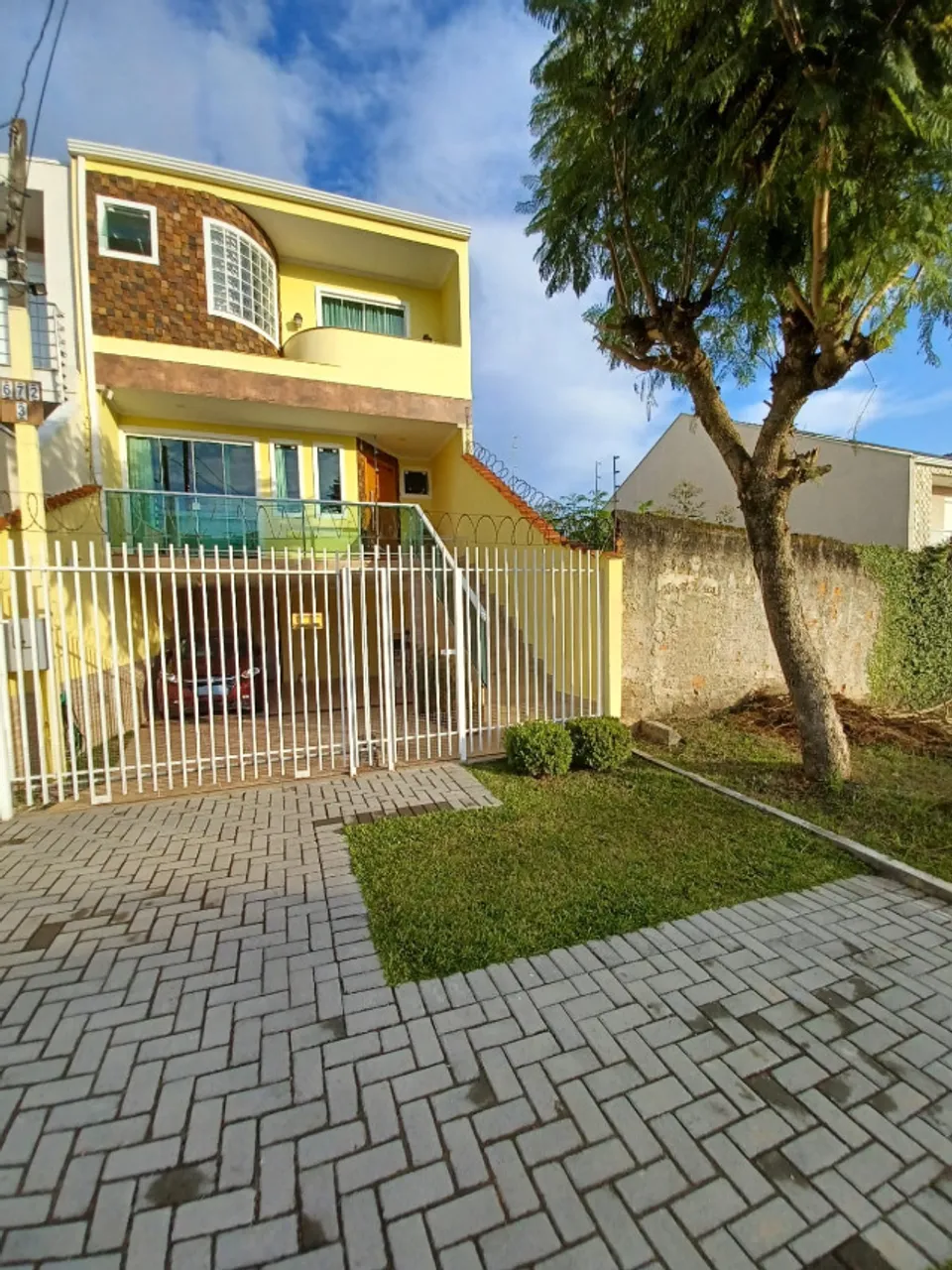 Sobrado com espaços integrados, iluminado, ventilado e com área verde!
