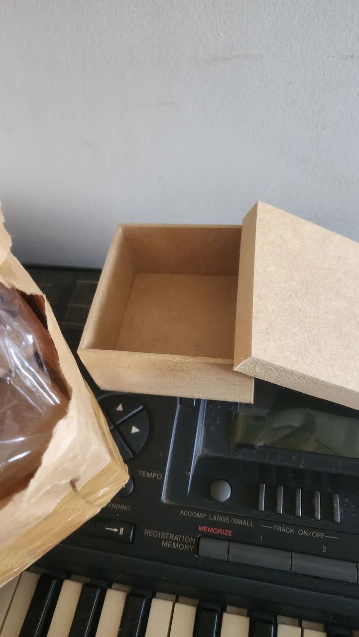 Caixa presente em MDF 10,5 x 10,5 centímetros 