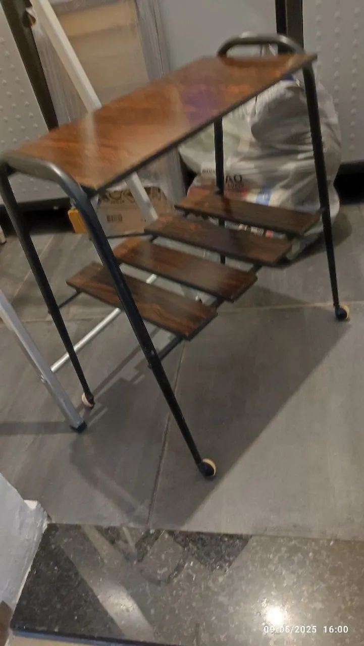 Mesa de apoio em madeira e fórmica antiga com estrutura de ferro e rodízios linda versatil - Foto 4