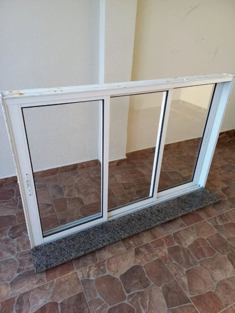 Janela de Alumínio com Vidro e Base wm Mármore 