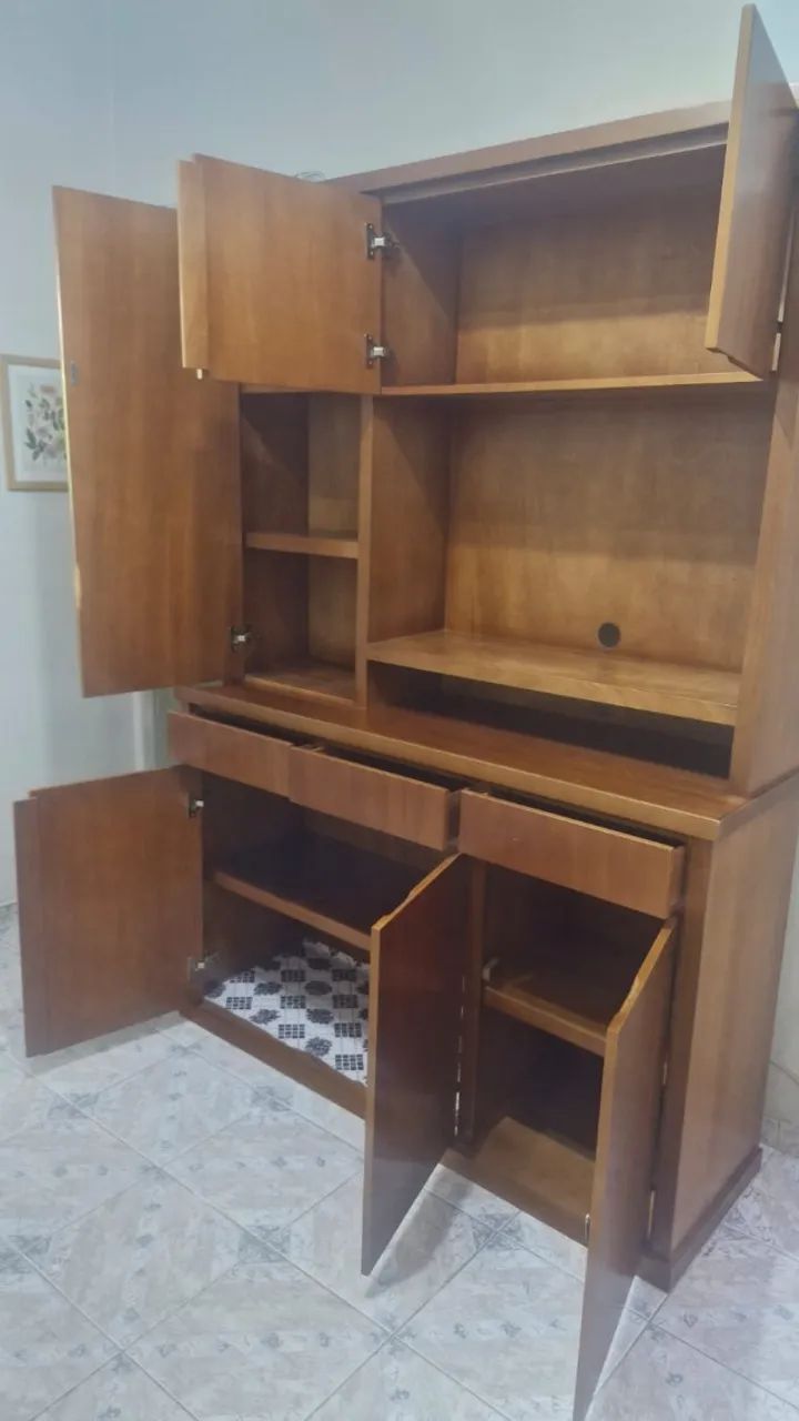 Estante com 3 gavetas e 6 portas em madeira nobre, seminova. - Foto 5