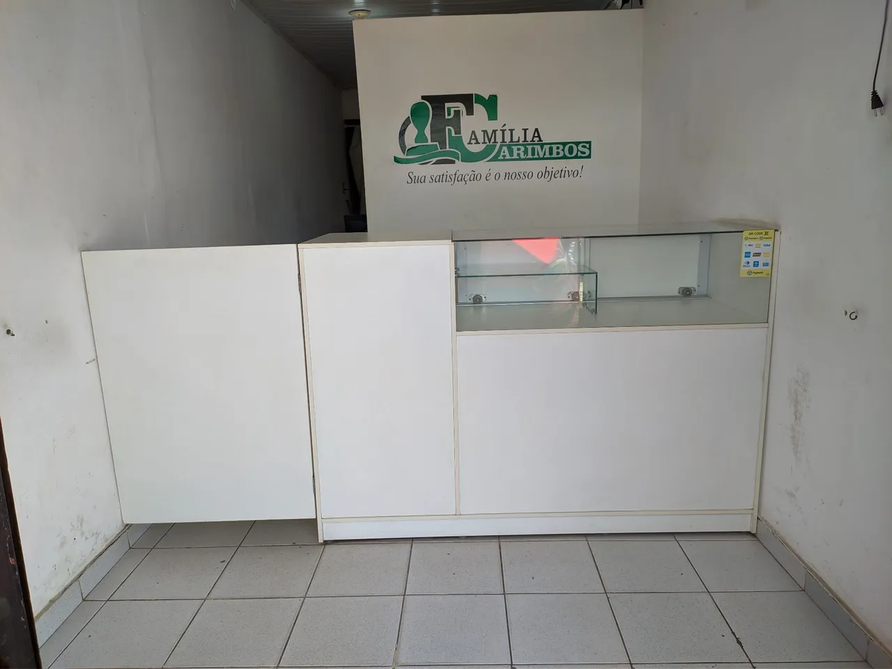 Balcão expositor branco com gaveta e prateleiras