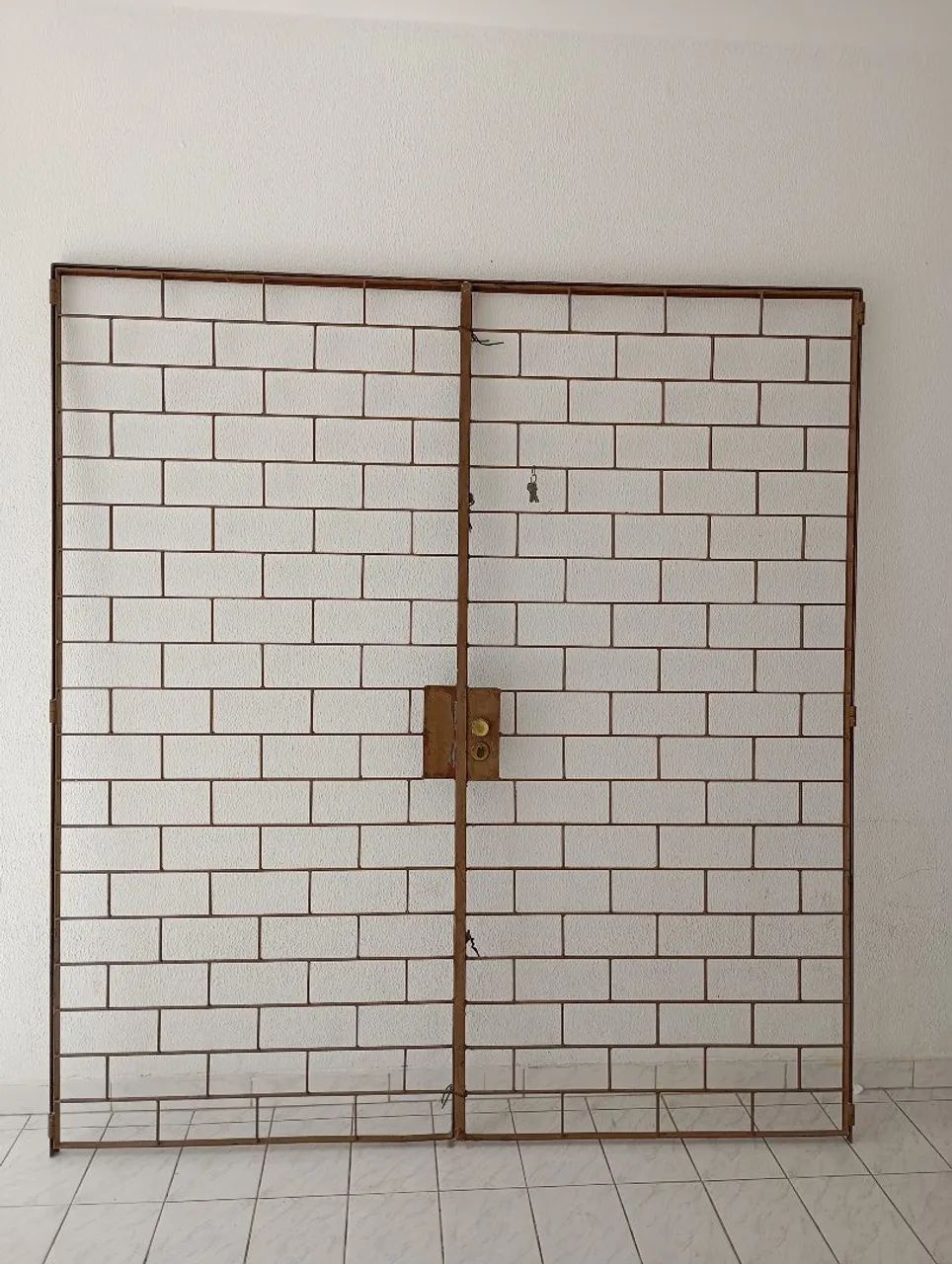Portão de Ferro com Design de Tijolos