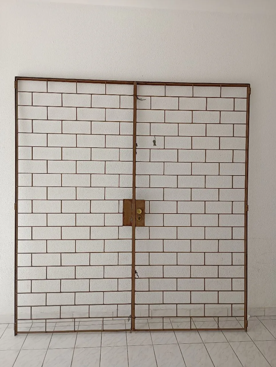 Portão de Ferro com Design de Tijolos