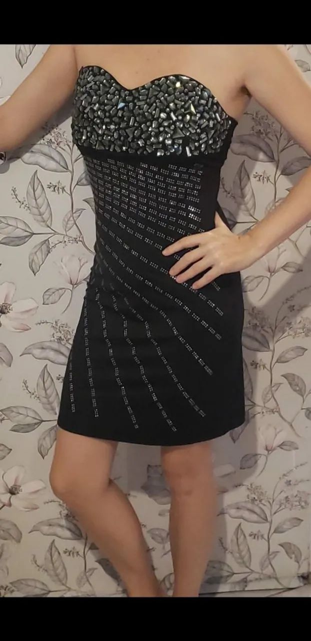 Vestido de festa preto com brilhos