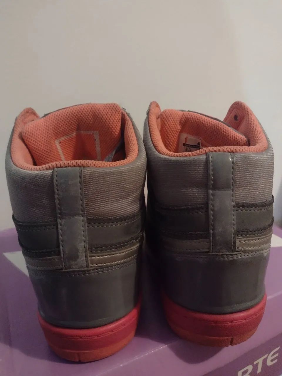 Tênis Nike Feminino - Cinza e Rosa - Foto 3