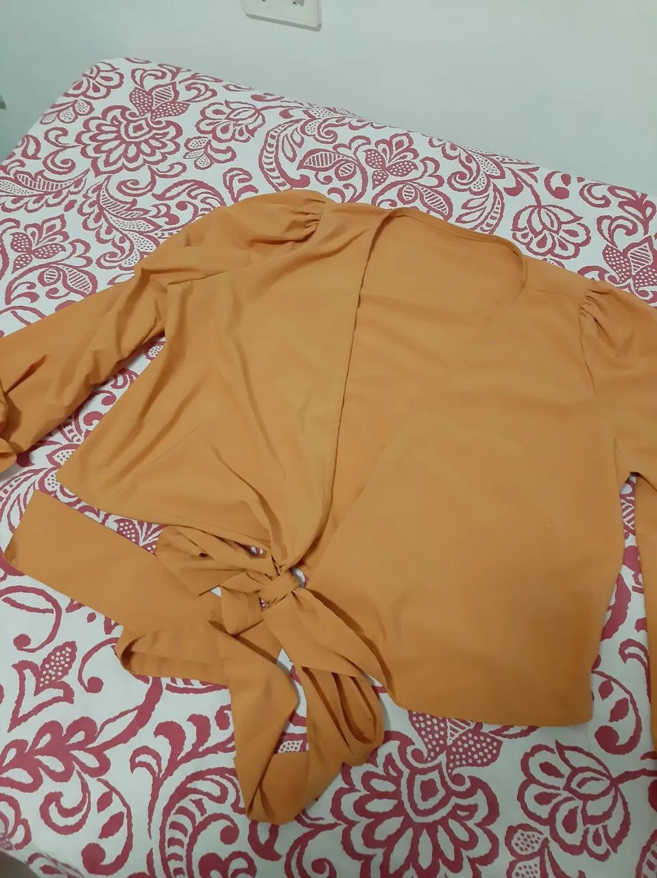 Blusa transpassada mostarda com manga bufante