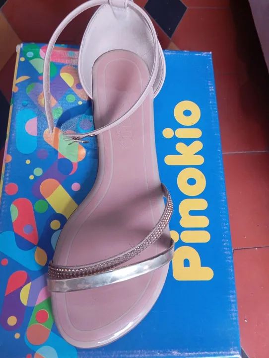 Sandálias douradas em ótimo estado - Foto 2