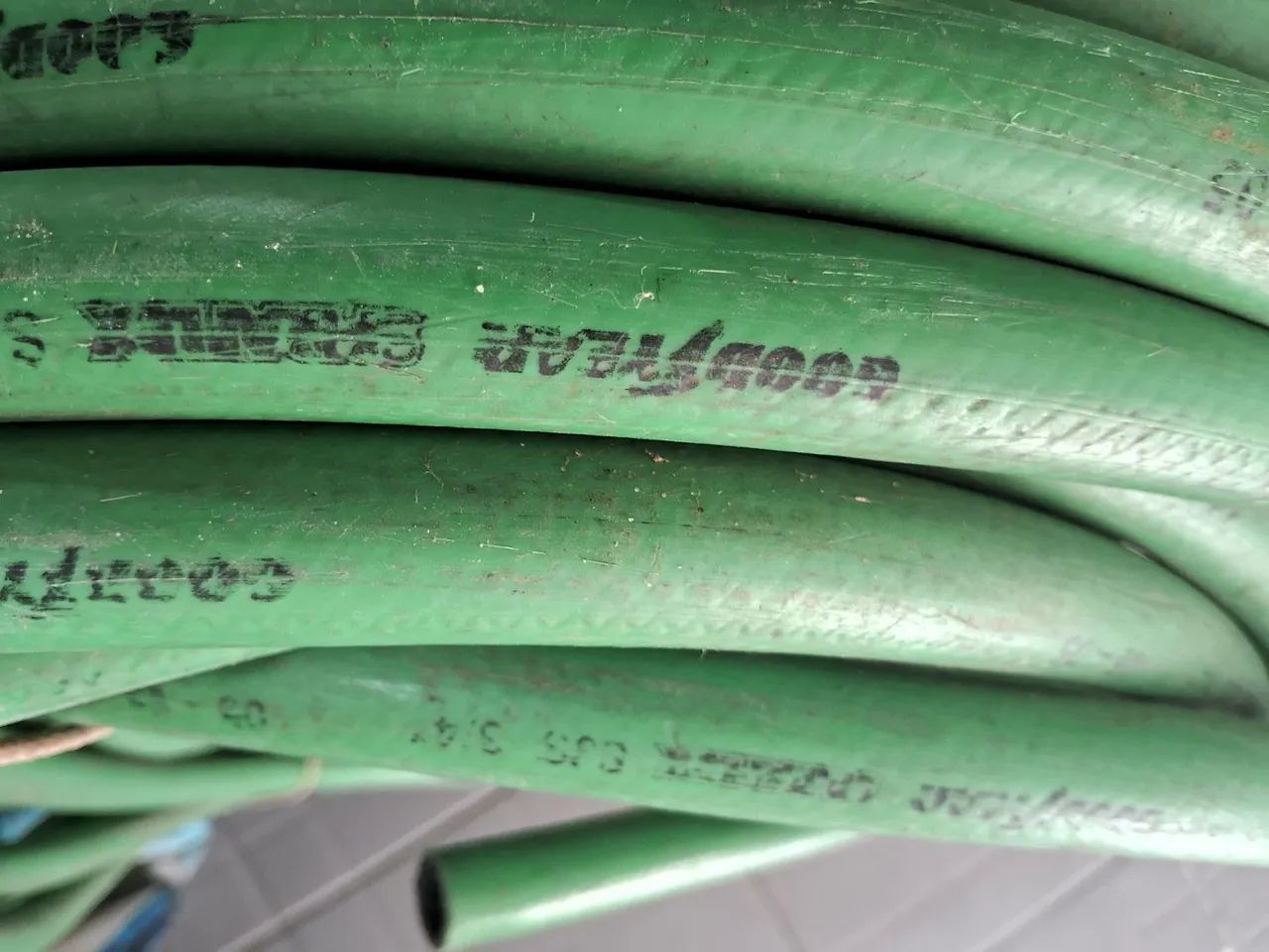 Mangueira 3.4.marca Goodyear  lonada.. ótima...para lavar  ..sem dobrar.... - Foto 2