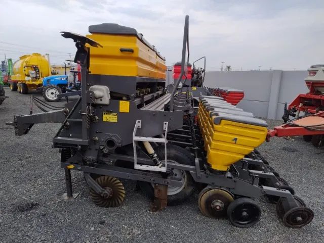 Plantadeira Valtra - BP 704 L, 7 Linhas. Fab 2010 - Foto 2