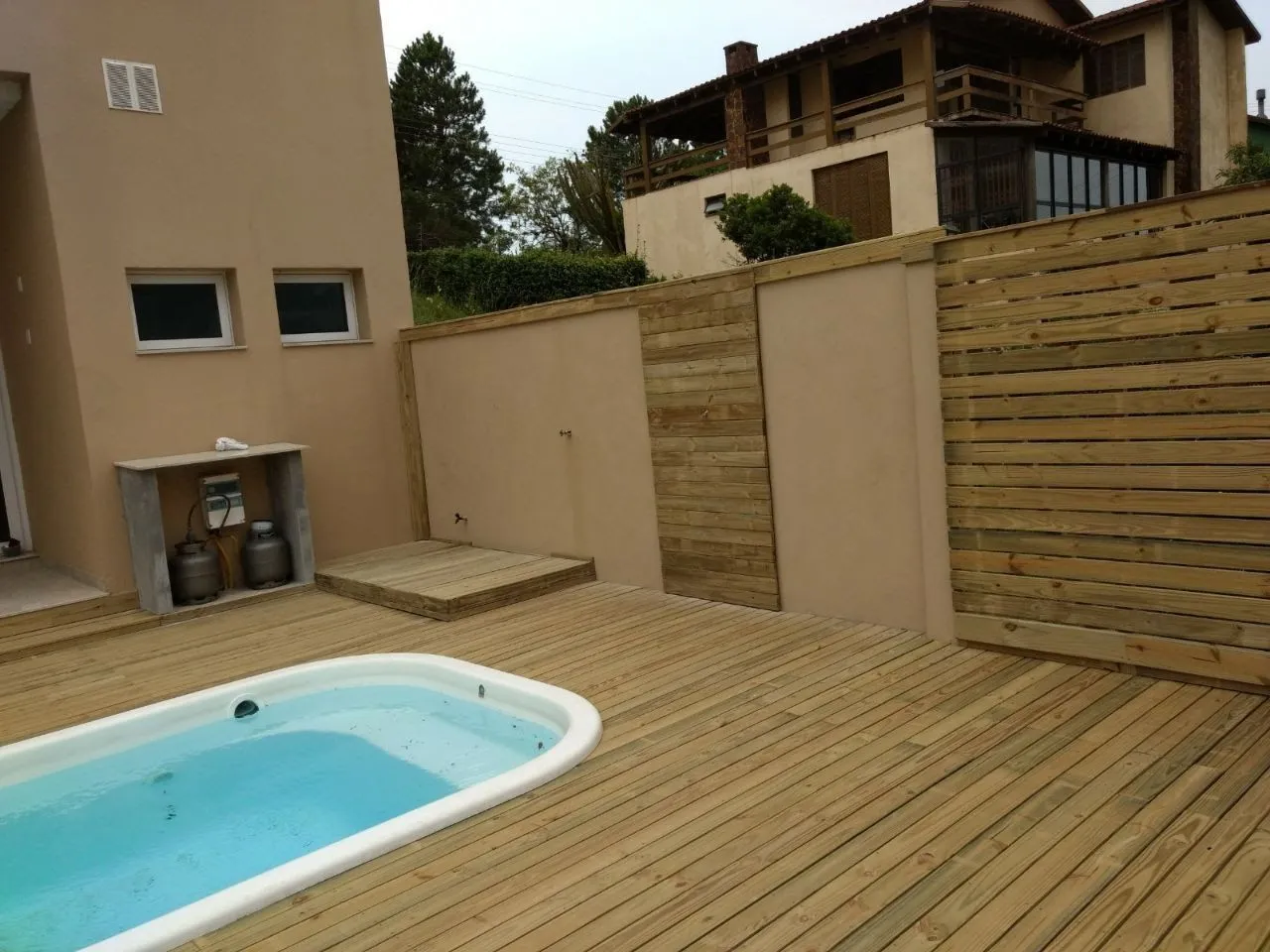 Deck de madeira para piscina