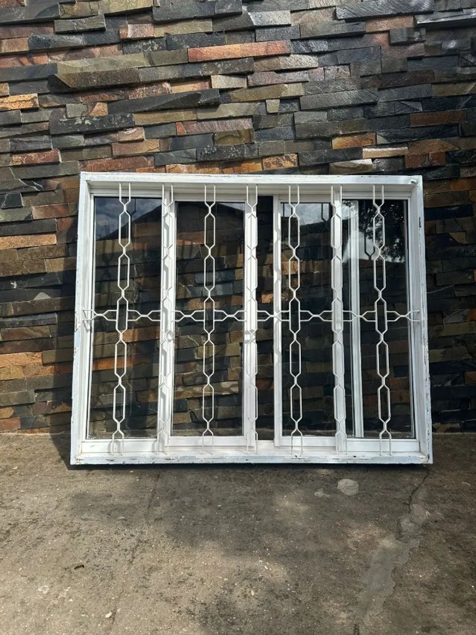 Janela aço 120x100cm com grade mosaico e vidros - Foto 2