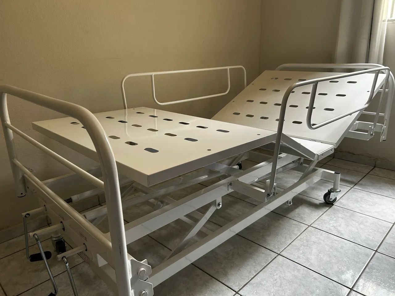 Cama Hospitalar com 3 manivelas + colchão  - Foto 4