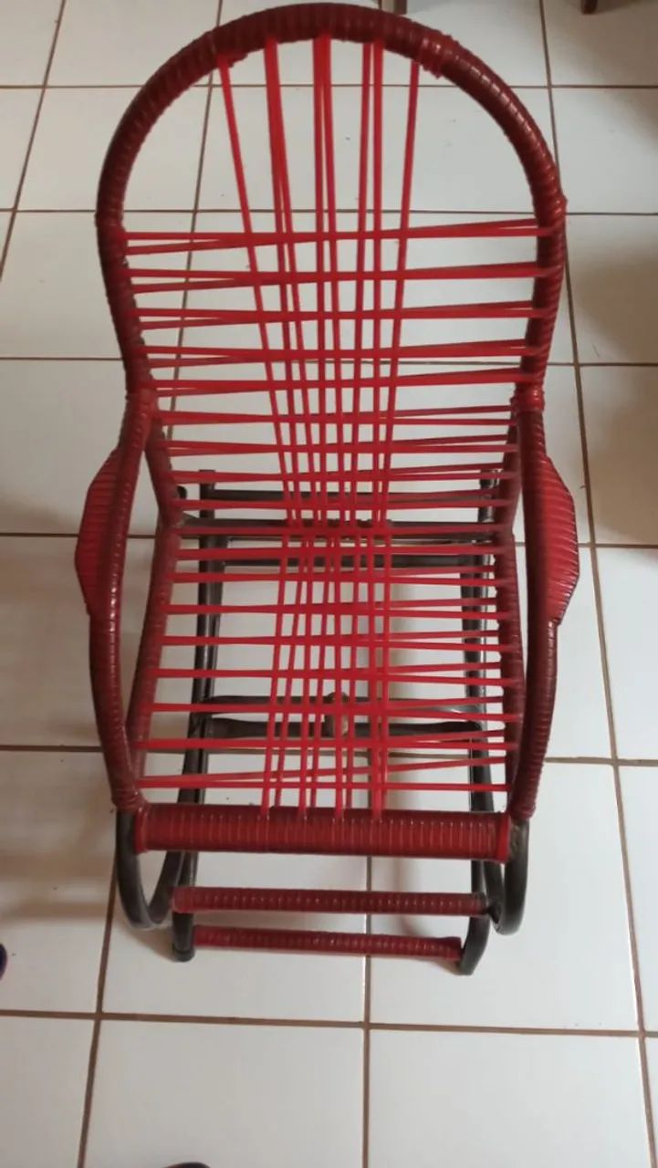 Cadeira de balanço de cor vermelha infantil 