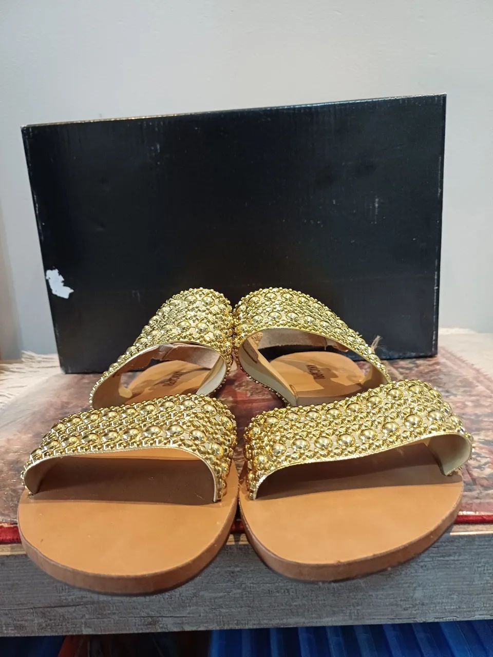 Sandália Ana Capri com tiras de couro legítimo, dourado e off-white, semi-nova,  tam.37.