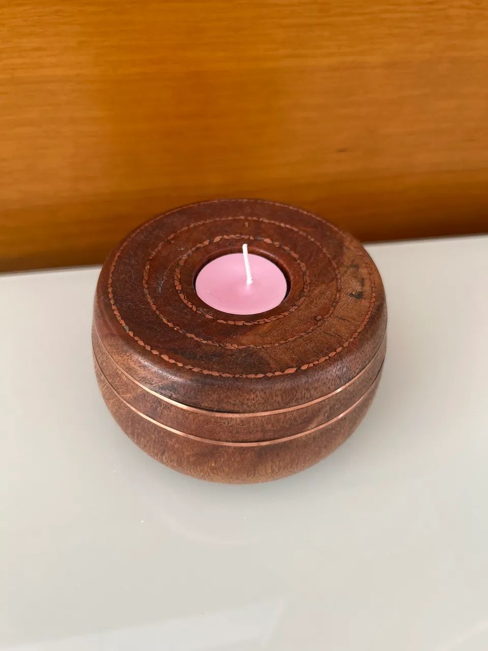 Porta velas artesanal em madeira com detalhe em cobre