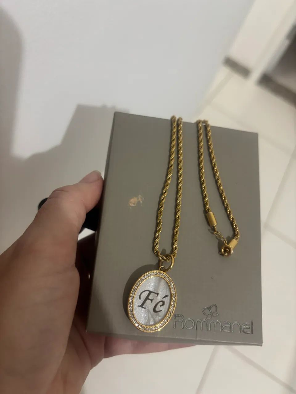 Cordão Rommanel com Pingente FÉ 