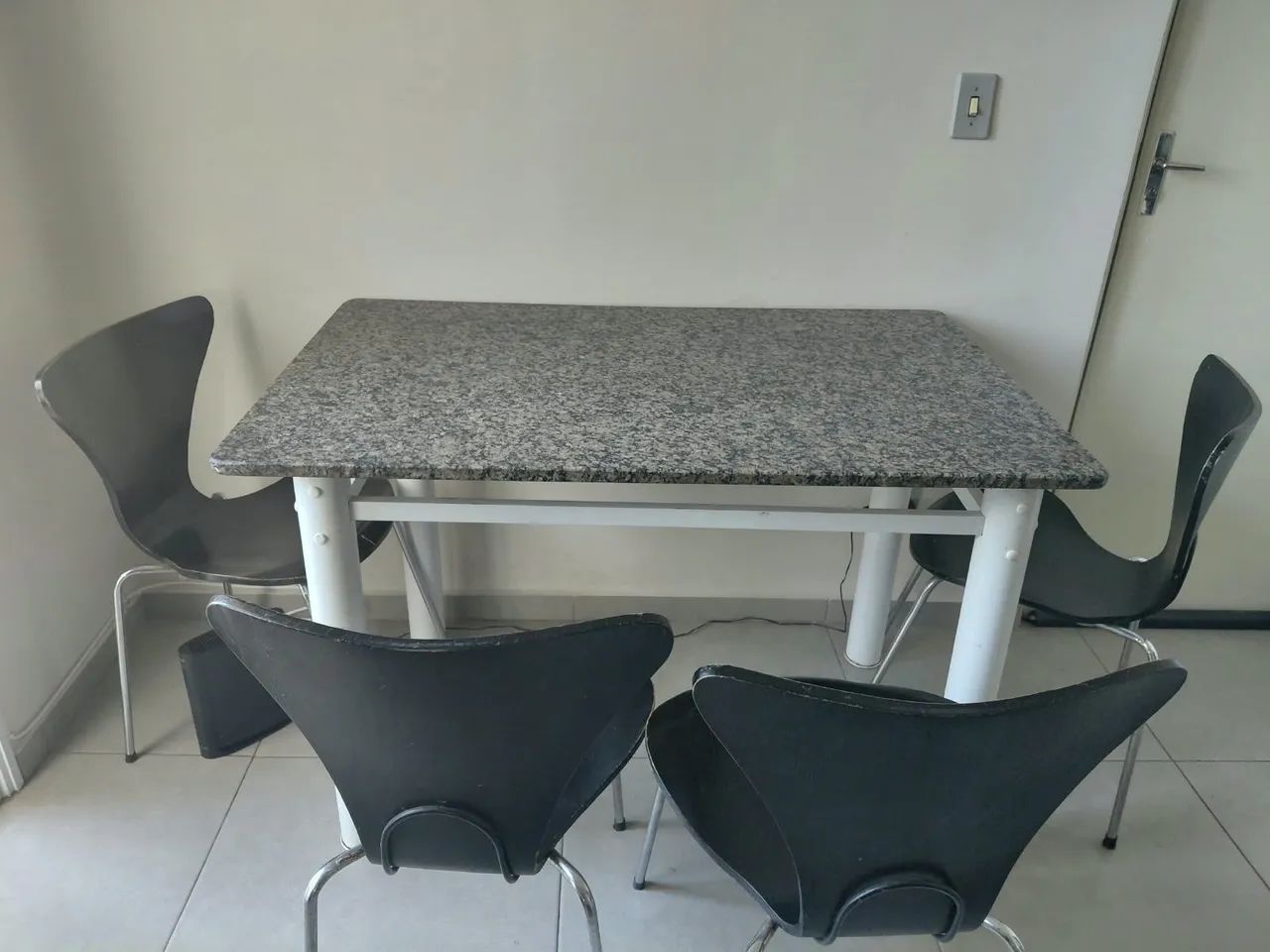 Mesa com 04 cadeiras - Foto 4