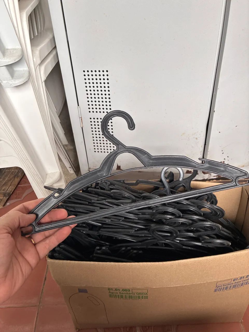 Caixa com Cabides - (+-) 50 - Foto 2